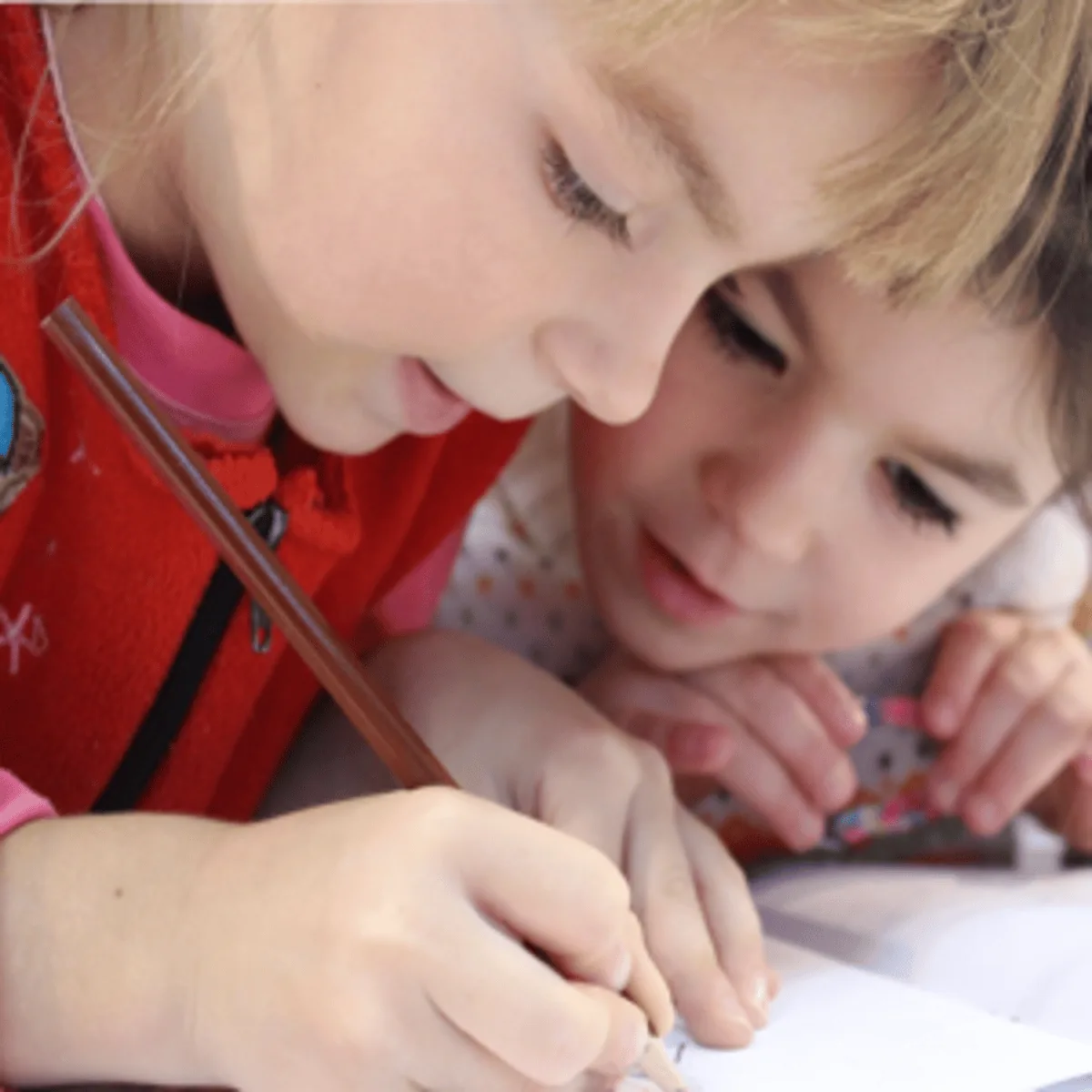 Niña escribiendo