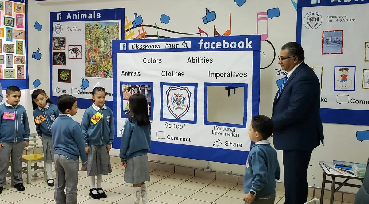 Alumnos de primaria en clase de inglés